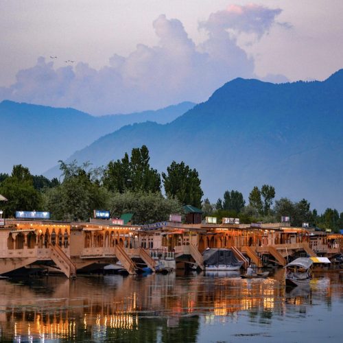 Houseboats,_Dal_Lake,_Kashmir